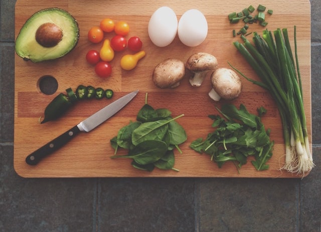 Mehrere Stückanzahl von Luxuriöser Seidenschal mit Pferdemuster in königsblau und gold